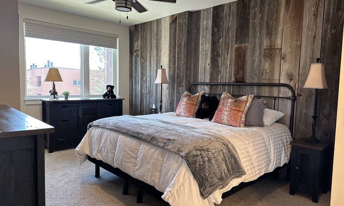 Dillon Condominio | Beautiful Luxury Condo: 2 Masters, Walk to Dillon Amphitheater Concerts & Lake