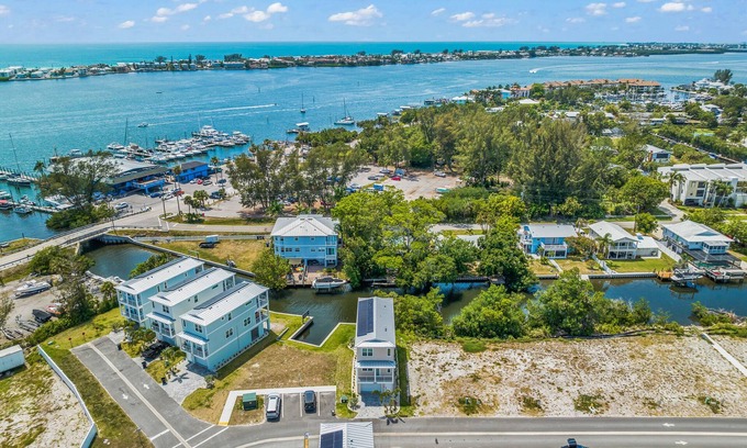 Cortez Casa | New Luxury Home, Boat Slip and EV Charger - Salt and Sand