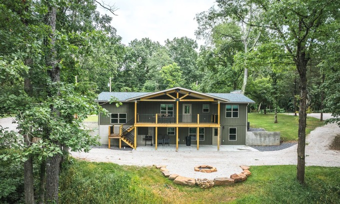 Steelville Casa | **NEW** Luxury Home overlooking Meramec River w Game Room, Private River Access