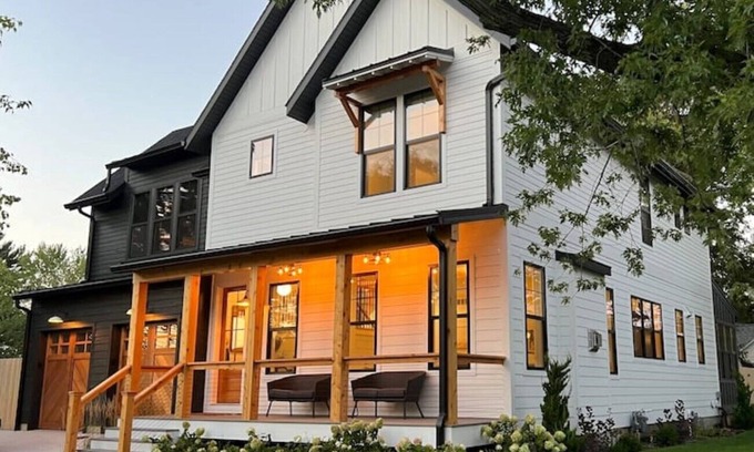 New Buffalo Casa | New luxury home steps to downtown w/yr round heated pool