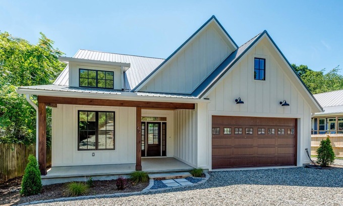 Falconhurst Casa | New Luxury House, walk to Asheville’s best restaurants, pubs breweries and shops