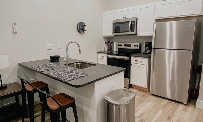 Dodge City Apartamento | NEW Luxury Loft in Historic Downtown, The Jovie!