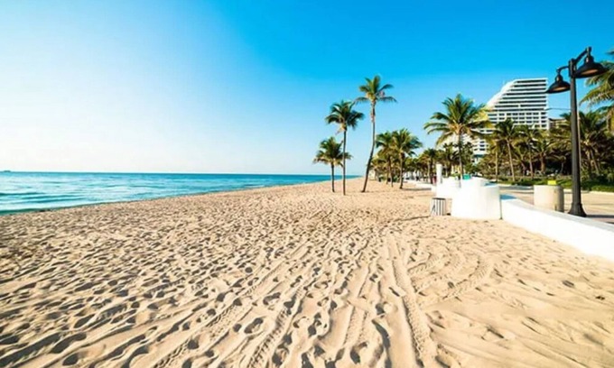 Tarpon River Casa | New Luxury: Mins to beach GIANT games Entire Home & King Suite Coffee, Ac, WiFi!