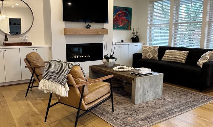 Belmont Casa | New Luxury Modern Farmhouse, Downtown C'Ville