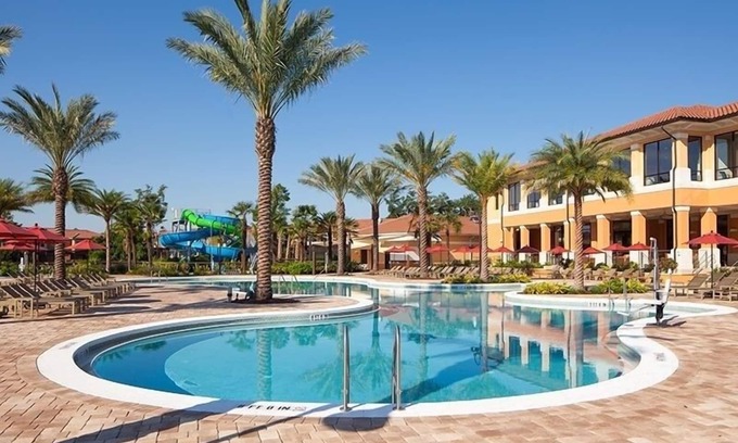 Kissimmee Casa | NEW! Luxury Regal Oaks Townhome Near Disney with Resort-Style Amenities & Old Town Fu