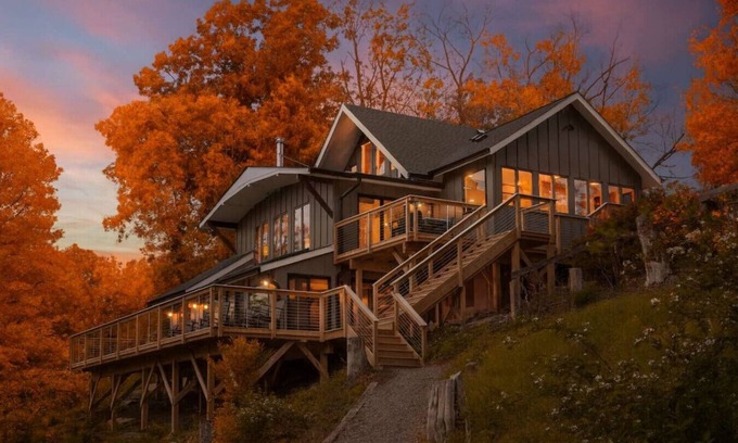 Fishers Hill Cabina | New: Luxury Retreat w/Hot Tub, Grill, Fire Pit, & More on Shenandoah River