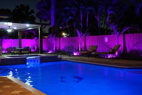 Richmond West Casa | NEW LUXURY VACATION DREAM RENTAL- SLEEPS 15!
