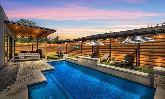 Galindo Casa | NEW Luxury Villa 5 min to SoCo &DT+Pool+Sleeps 20