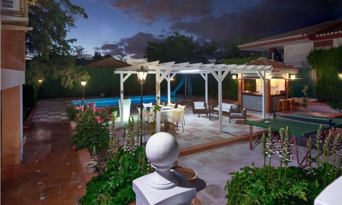 Barrio de la Vega Villa | NEW. LUXURY VILLA C&C. PISCINA, JARDÍN Y BARBACOA PRIVADOS.