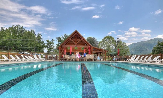 Wears Valley Villa | New Luxury Villa in the Smokies - Near Gatlinburg / Pigeon Forge / Dollywood