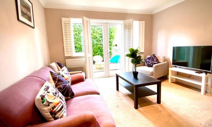 Caddington Apartamento | NEW! Luxury YELLOW HOUSE Bright Modern Detatched Home with PRIVATE PARKING, NETFLIX Close Luton, M1, and AIRPORT Ideal for Families, Professionals, Consultants, LONGER STAY OPTIONS