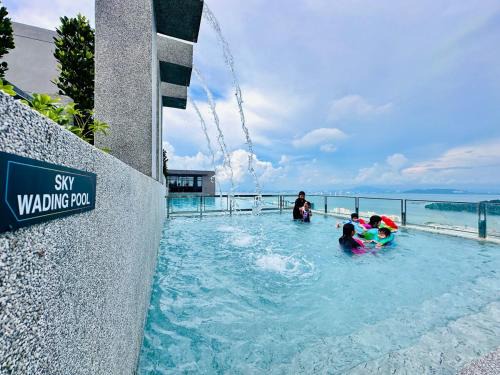 Kampung Sungai Nibong Apartamento | New LuxurySuite Rooftop Pool Stunning View airport 9pax