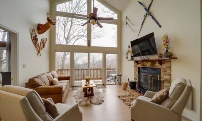Beech Mountain Casa | NEW-Maple Leaf Lodge! 2min to Ski hills! Sleep12 with Fireplace