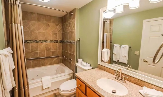 Lincoln Complejo | NEW- Mins to Loon-Hiking Trails-Clarks-Train- King Bed- Full Kitchen- Hot Tub-