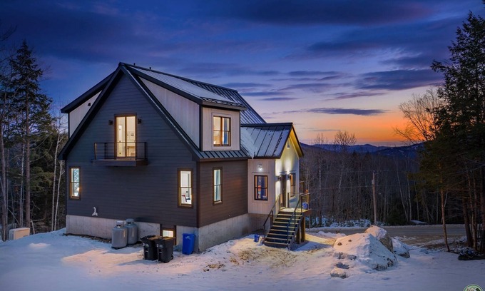 Sunday River Area Chalet De Esquí | New.Minutes from Slopes.Firepit.2-Fireplaces.Hot Tub.Sauna.Rec Room.Bunk Room