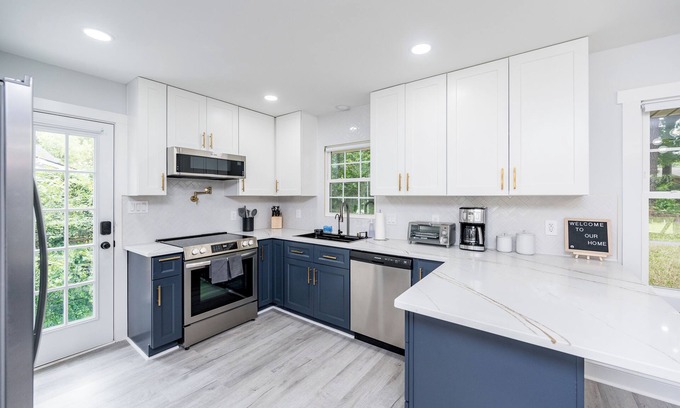 Northeast Raleigh Casa | NEW modern 10 guest retreat near Downtown, North Hills & NCSU w/ fenced backyard