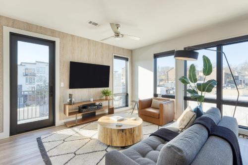 West End Casa | New Modern 2BDR in Walkable Midtown w Gym Pool Honkey-Tonk by AvantStay
