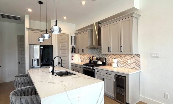 East Downtown Houston Casa | New Modern 4 bedroom Home , minutes walk to Downtown Houston