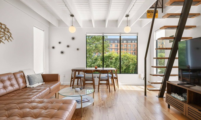 East Cesar Chavez Casa | NEW Modern 5BR Austin ACL/Formula 1 House