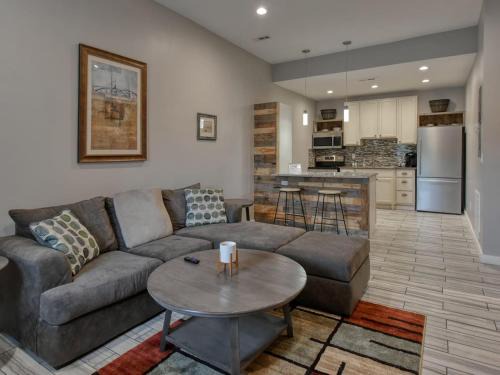 Maryville Apartamento | New modern and chic and upscale apartment
