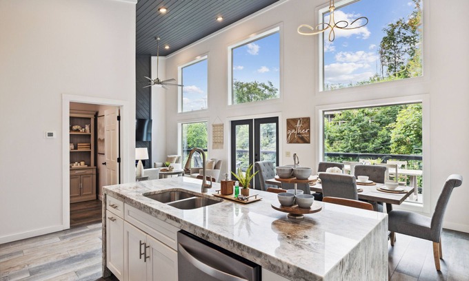 Chalet Village North Cabina | New Modern Cabin: Fire Pit, Hot Tub, WiFi, High-End Decor and Amazing Game Room
