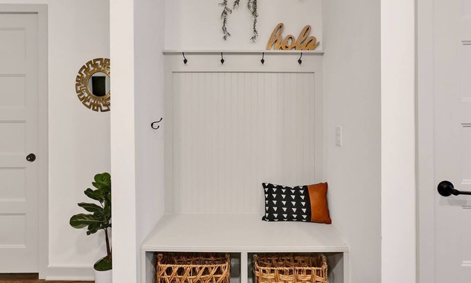 Wilmington Apartamento | New! Modern Coastal Retreat~ Pool, Gym, Pets OK