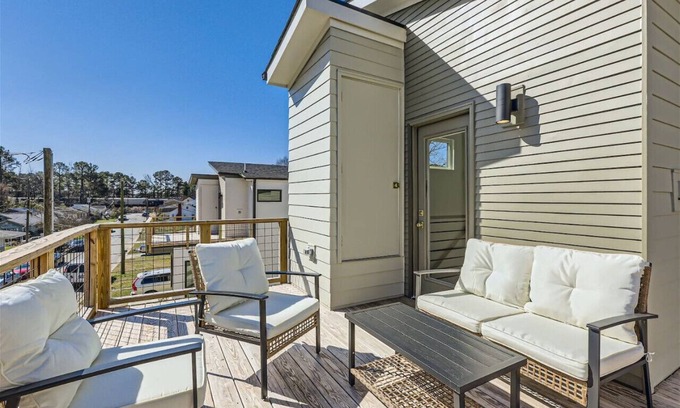 Hayes Casa | New Modern Durham 2 BR Retreat + Rooftop Deck
