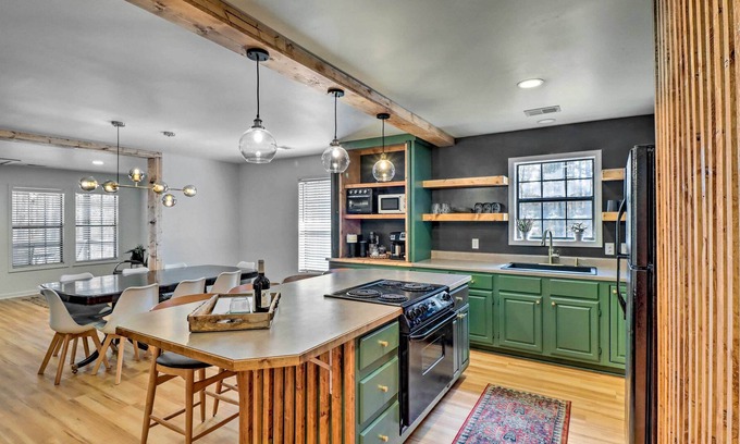 Higden Cabina | NEW! Modern Greers Ferry Escape w/ Deck & Fire Pit