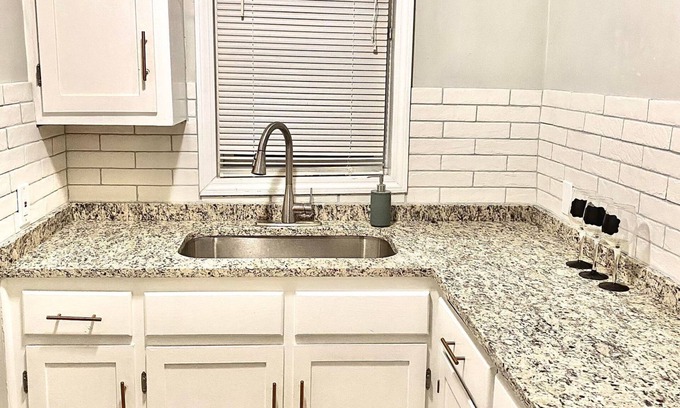 Mount Pleasant Apartamento | NEW Modern Home in Providence - 7min Downtown!