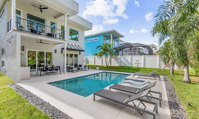 Ridge Wood Heights Casa | New modern home with salt water heated pool located minutes from SiestaKey Beach