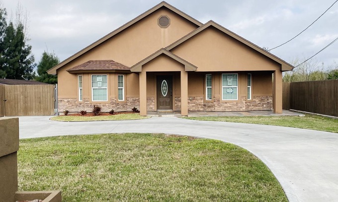 Brownsville Casa | New Modern House near Hospital , shopping centers with backyard and Resaca view.