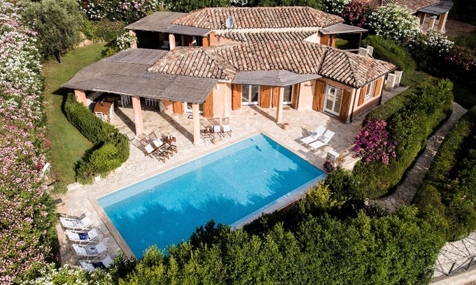 Domus de Maria Villa | Nueva villa familiar de lujo moderna con piscina infinita privada y jardín y vista