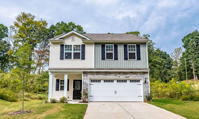 Charlotte Casa | New! Modern Large House Great Location near UNC-Charlotte, TopGolf, Carowinds