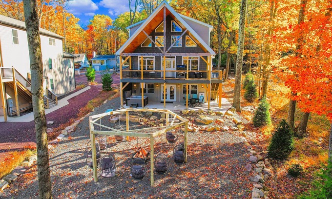 Lake Harmony Estates Casa | Luxurious Lakeview Haven, Hot-tub, Game Room, Sleeps 26+