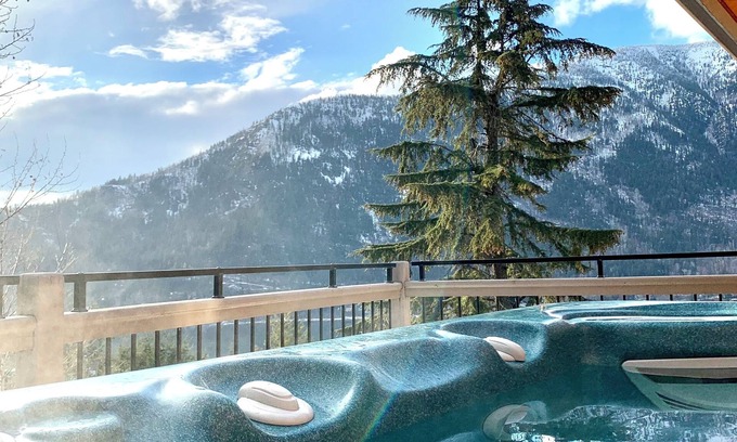 Nelson Chalet De Esquí | NEW Modern Mountain Haven | Luxe View, Sauna, Hot Tub & Fireplace