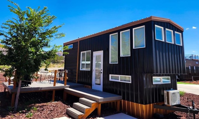Apple Valley Casa | New modern & relaxing Tiny House w deck near ZION