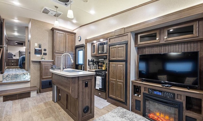 Florida Gardens Casa | NEW Modern Spacious RV Camper - 7 miles from beach