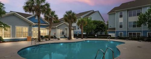 Pembroke Apartamento | New Modern Stay Across from UNC-P with Pool & Gym