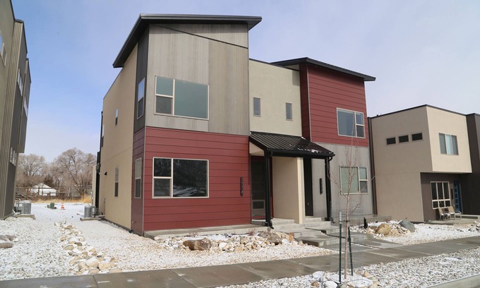 Poncha Springs Casa | New Modern Townhome 3bd, 3ba, 20min to Monarch Ski, Garage, Traeger