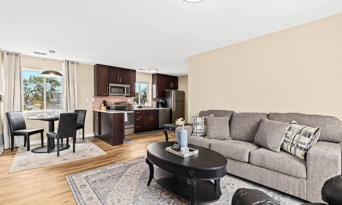 Roseville Apartamento | New! Modern Upper Flat near Downtown Roseville