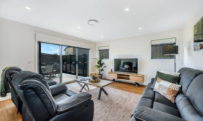 Warrane Casa | NEW Modern Villa, 2 Bed/Bath-10min Airport/CBD.