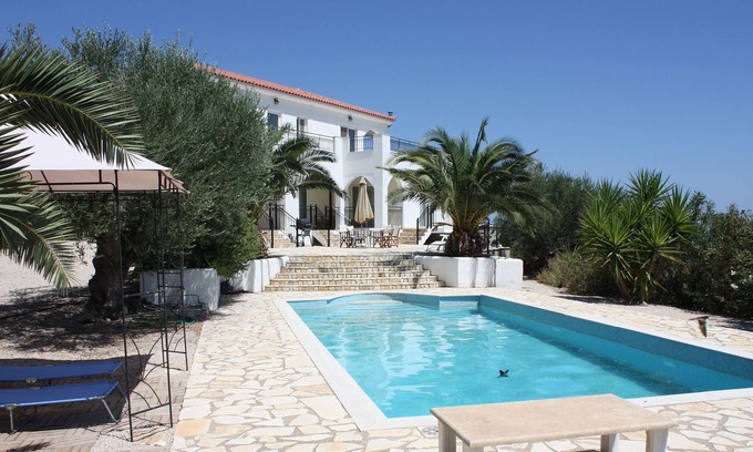 Falanthi Villa | Nueva villa moderna con piscina privada cerca de Koroni