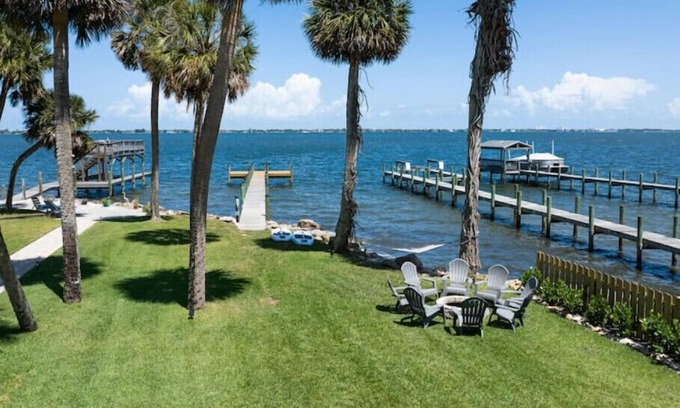 Tropic Casa | New Modern Waterfront Bungalow Retreat + Tropical Vibes + Fishing Paradise!