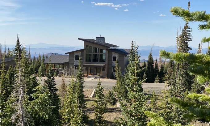 Brian Head Cabina | New Mountain Modern Home sleeps 47+