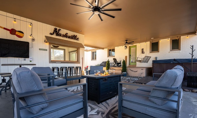 Nashville Casa | NEW- Music City Outdoor Oasis, 4BR, Hot Tub, FirePits, Bar, Dog Friendly, 1acre