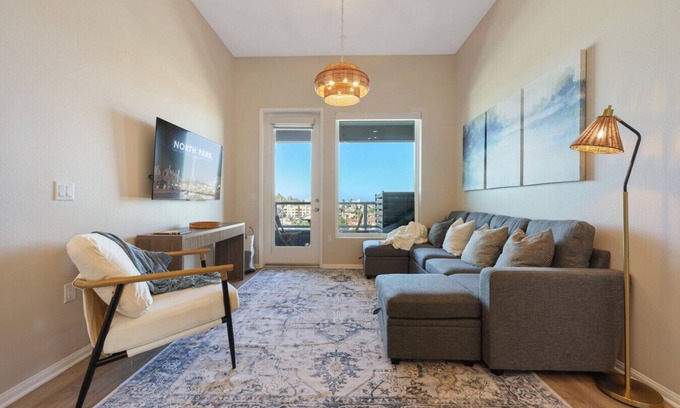North Park Apartamento | New N Park 2br Penthouse ~King Beds~Work Spaces~Views~Parking!