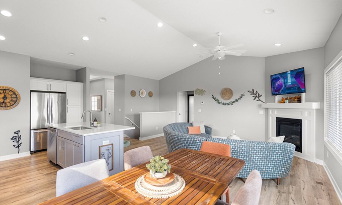 Waukee Casa | New Neoteric Neighborly Notable Spacious 5-bedroom House w/3 Car Garage & Pool