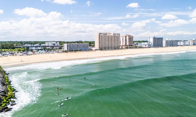 Northeast Virginia Beach Condominio | NEW! Oceanfront Condo / Beach / Pool/Jet Ski /Boat