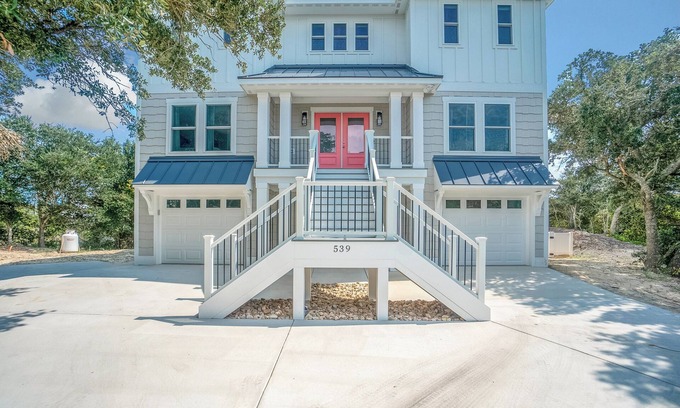 Ocean Sands Casa | New, Oceanside 6-Bedroom 5.5 Bath, Swimming pool, Elevator, 5 min walk to beach