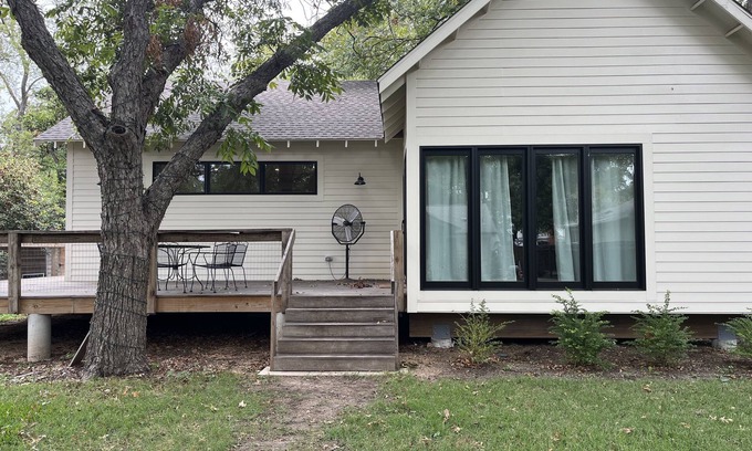 North University Casa | New one bedroom guesthouse with deck, centrally located in Hyde Park, Austin.